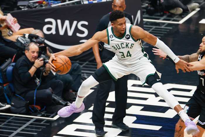 Giannis Antetokounmpo saltando